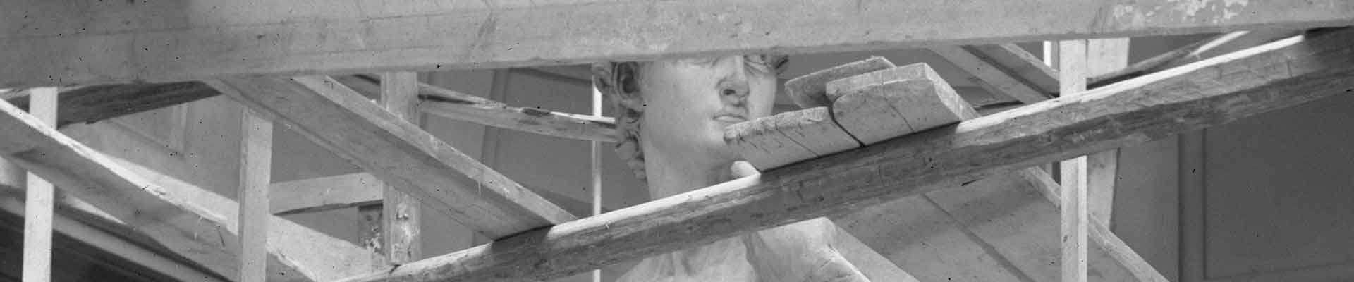 Building of a protective structure for Michelangelo's David, 1942/1943 (Gabinetto fotografico Polo museale fiorentino)