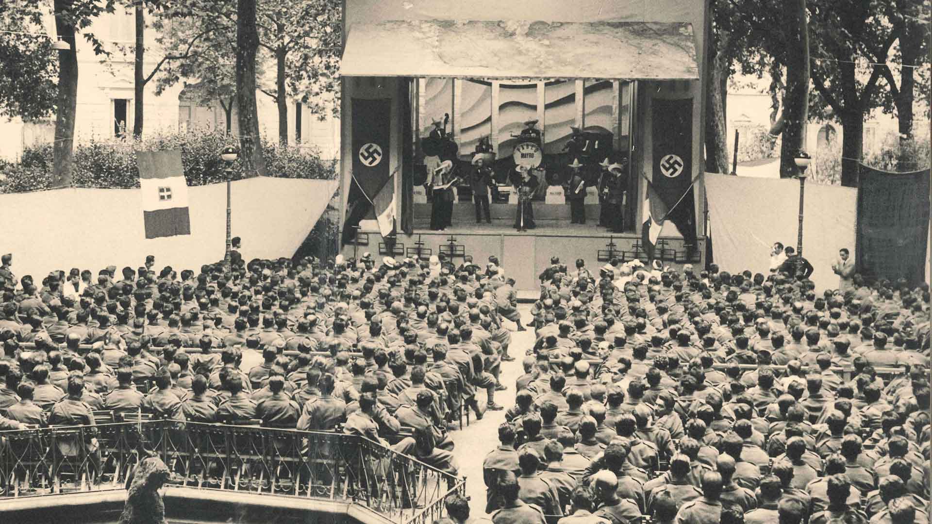 Theatrical performance in the “Soldiers' Village” in piazza D'Azeglio, Juli 1941